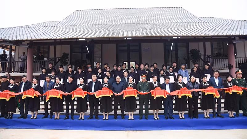 Премьер-министр Вьетнама Фам Минь Тьинь и другие руководители разрезают ленту в знак открытия проекта по реконструкции трех жилых районов. Фото: Чан Хай 