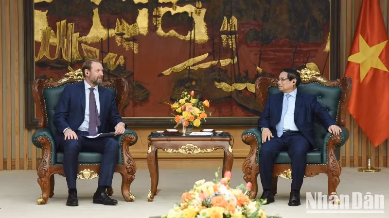 Премьер-министр Вьетнама Фам Минь Тьинь (справа) и Председатель корпорации PE Нейт Франклин. Фото: Чан Хай 