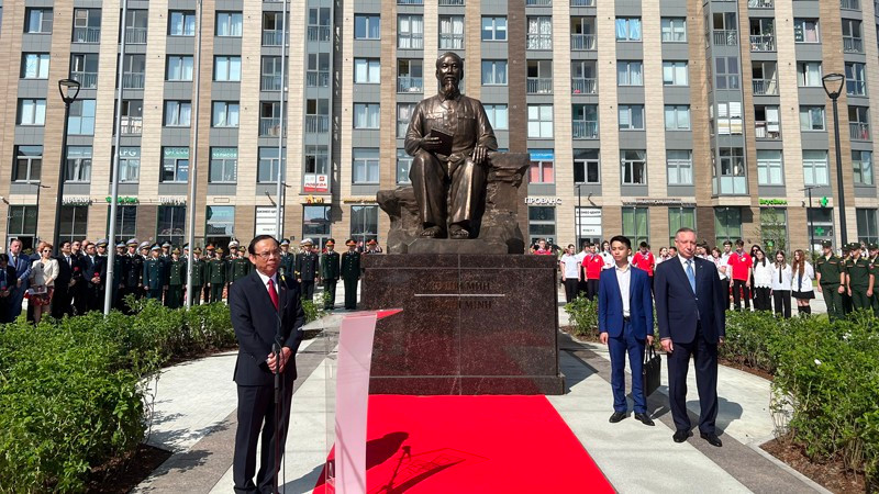 Памятник Президенту Хо Ши Мину в Санкт-Петербурге. Фото: Суан Хынг