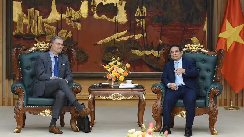 Премьер-министр Фам Минь Тьинь (справа) и Директор по международным и правительственным связям, Советник Президента EDF Эркки Майяр. 