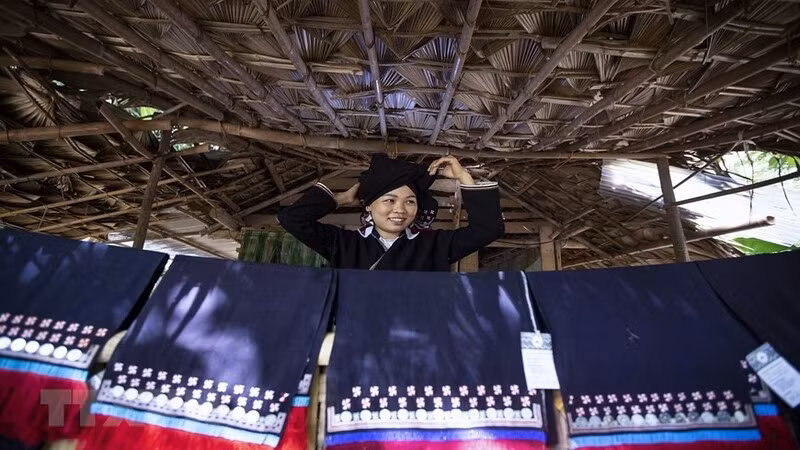 Девушка Заотиен в парчовых платках с мотивами из пчелиного воска.