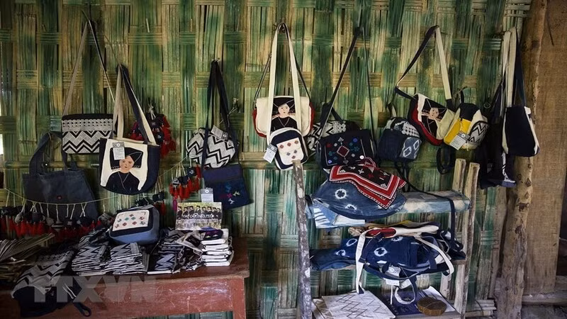 Сувениры ручной работы из парчи.