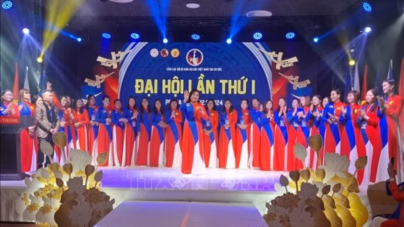 Исполнительный комитет Клуба наследия вьетнамского платья «аозай» в Чехии на период 2024-2029 годов. Фото: ВИА