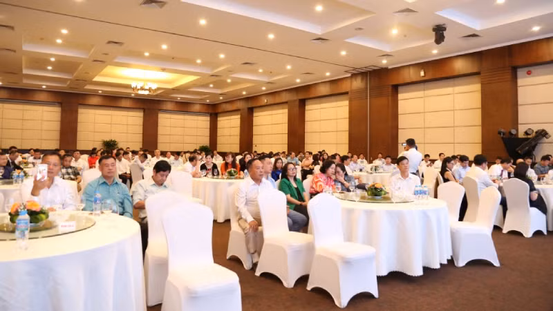 Общий вид встречи между руководителями г. Халонга и представителями бизнес-сообщества города.