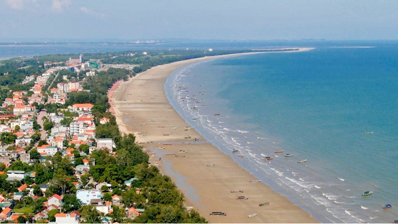 Куангнинь имеет 250 км морских путей с лучшей в стране системой связи и передачи электроэнергии, которая является основой для развития ветроэнергетики. Фото: diendandoanhnghiep.vn