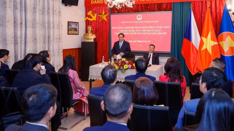 Премьер-министр Фам Минь Тьинь выступает с речью. Фото: Тхань Жанг