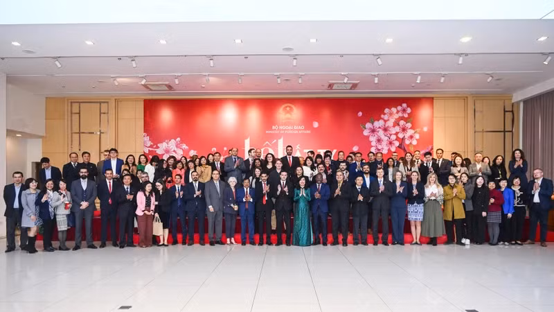 Замминистра иностранных дел Ле Тхи Тху Ханг и делегаты фотографируются на память. 
