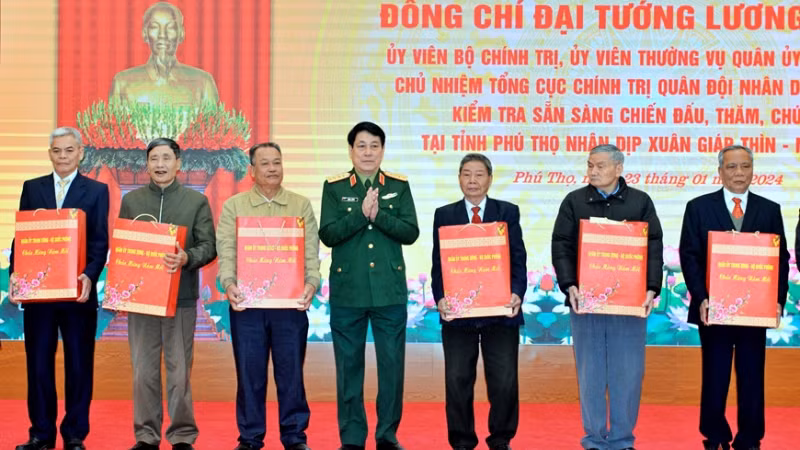 Генерал армии Лыонг Кыонг вручает подарки семьям льготной категории. Фото: qdnd.vn