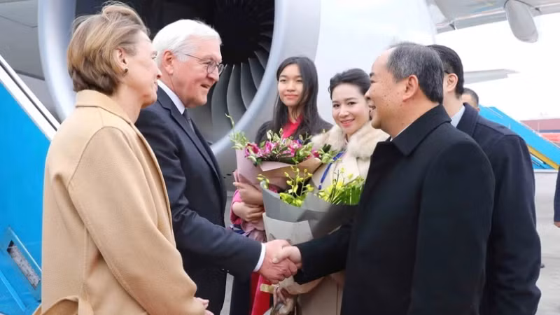 Заведующий Канцелярией Президента Ле Кхань Хай встречает Президента ФРГ Франк-Вальтера Штайнмайера в международном аэропорту Нойбай. Фото: ВИА