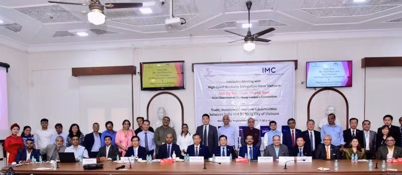 Рабочая делегация г. Дананга и индийские партнеры фотографируются на память. Фото: VNA