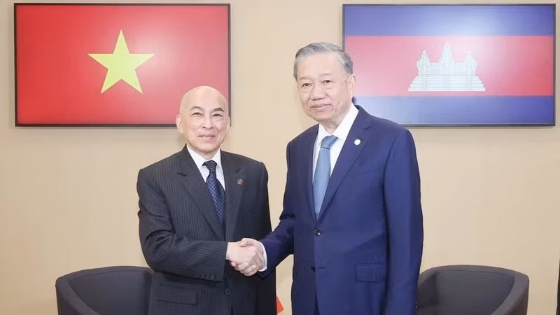 Генеральный секретарь ЦК КПВ, Президент То Лам (справа) и Король Камбоджи Нородом Сиамони. Фото: ВИА