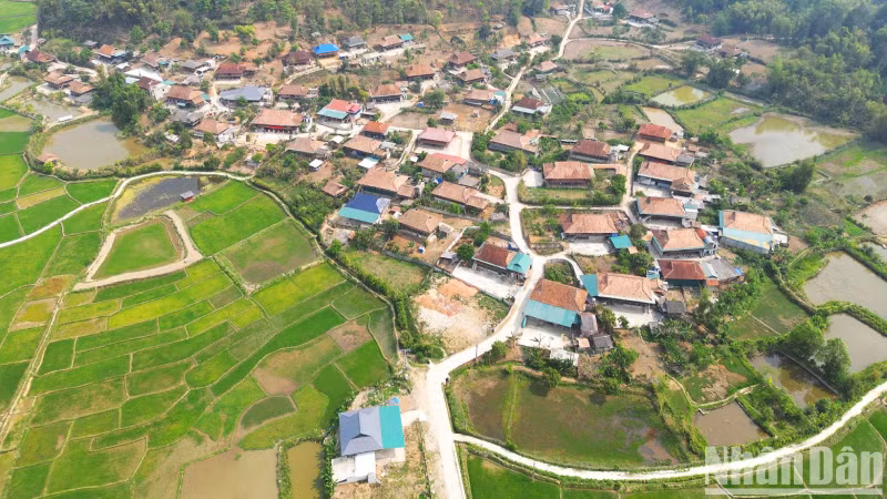 Селение Тьекан опирается на часть горного хребта Пудон. Самой высокой вершиной горного хребта является Фухуот. Она находится на высоте 1700 метров над уровнем моря. В селении проживает около 100 семей представителей народности Тхай.