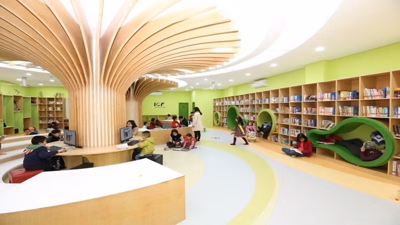 Дети с удовольствием читают книги в Детской культурной национальной библиотеке Вьетнама (Ханой).