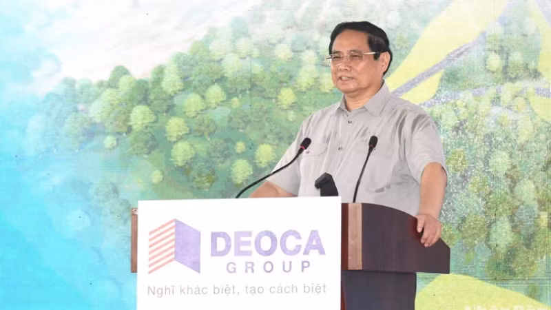 Премьер-министр Фам Минь Тьинь выступает с речью.