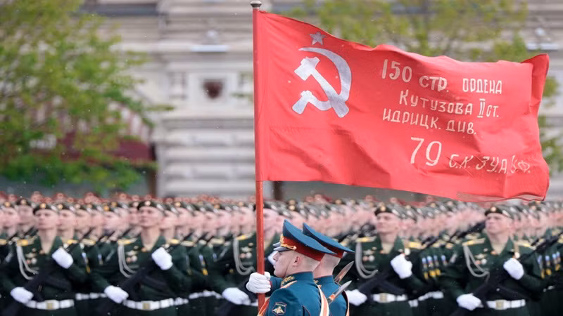 Знамя Победы во время парада. Фото: РБК Знамя Победы во время парада. Фото: РБК