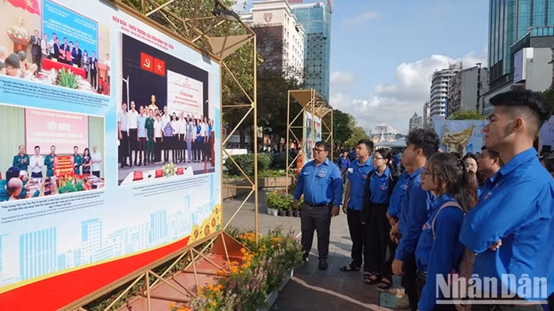 Выставка на пешеходной улице Нгуенхюэ привлекает внимание многочисленных людей.