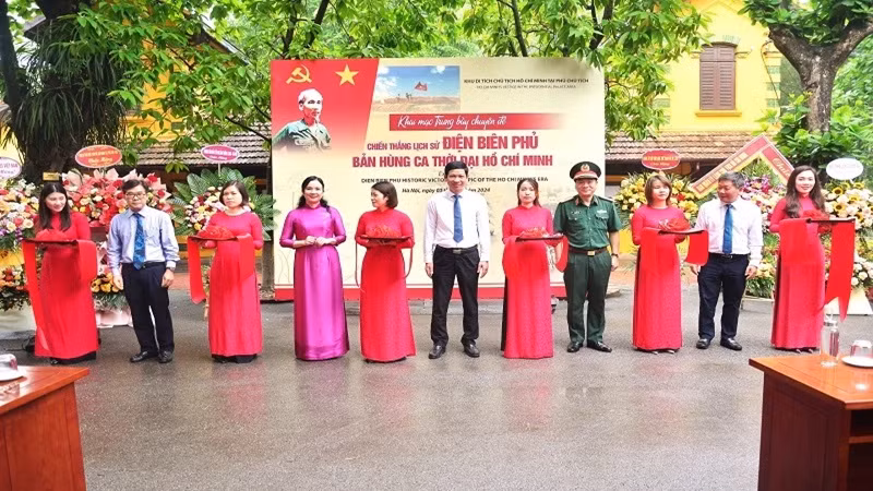 Делегаты разрезают ленту в знак открытия выставки в мемориальном комплексе Президента Хо Ши Мина.