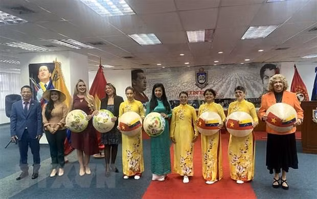 Вьетнамские традиционные платья аозай. Фото: VNA