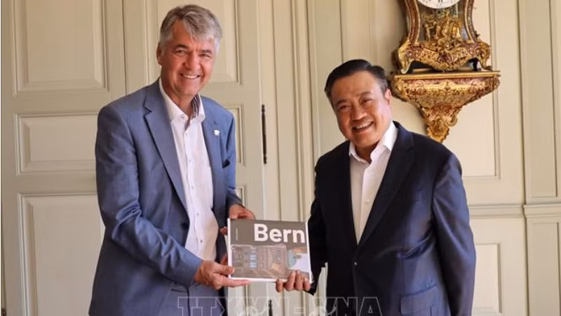 Председатель Народного комитета г. Ханоя Чан Ши Тхань (справа) и Мэр г. Берна Алек фон Граффенрид. Фото: ВИА