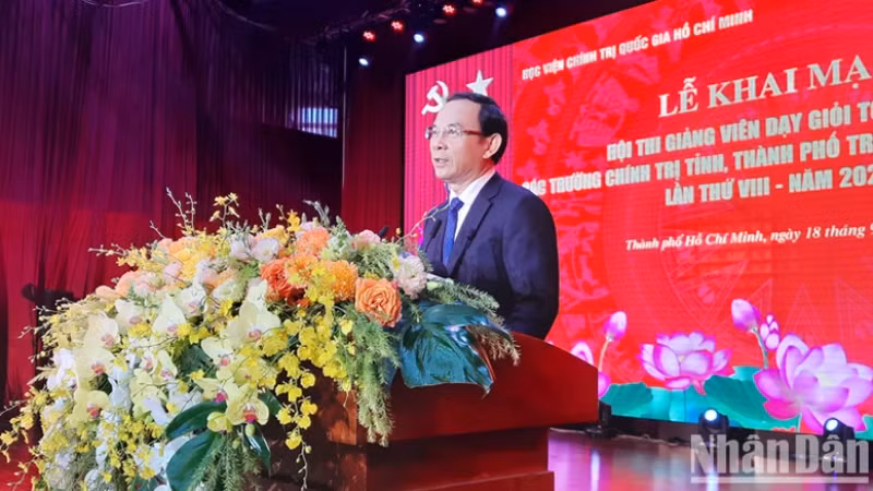 Секретарь Парткома г. Хошимина Нгуен Ван Нэн выступает с речью. 