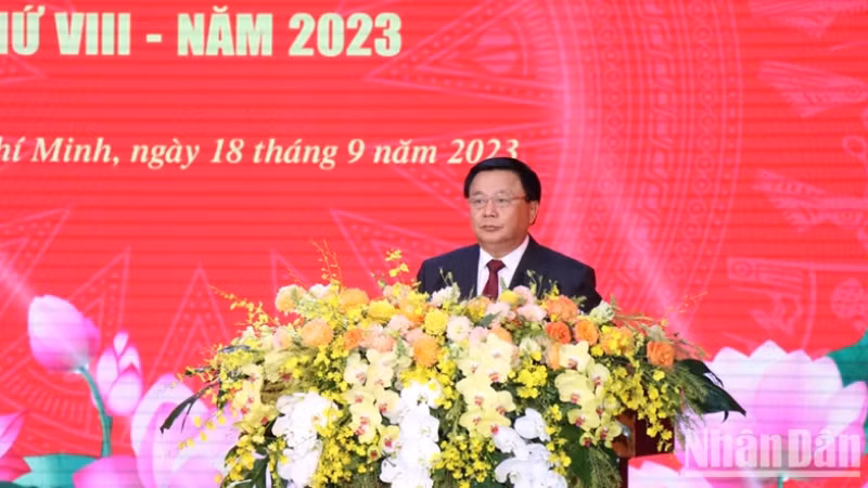 Директор Государственной политической академии имени Хо Ши Мина Нгуен Суан Тханг выступает на церемонии.