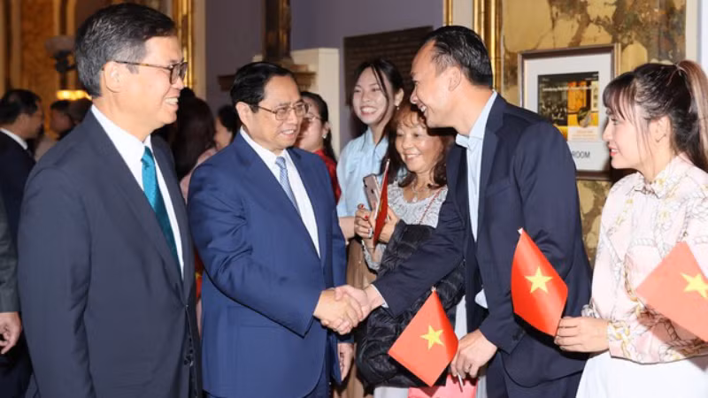 Премьер-министра Фам Минь Тьиня встречают представители сообщества вьетнамцев в Сан-Франциско. Фото: VGP