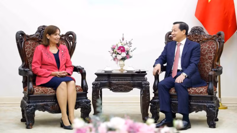 Вице-премьер Вьетнама Ле Минь Кхай (справа) и Зампредседателя НАНВ и Государственного совета Кубы Ана Мари Мачадо. Фото: VGP