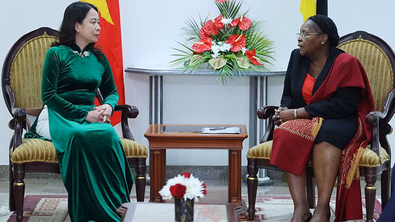 Вице-президент Во Тхи Ань Суан (слева) и Председатель Ассамблеи Республики Мозамбик Эшперанса Биаш.