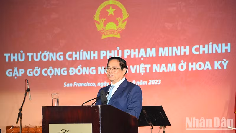 Премьер-министр Фам Минь Тьинь выступает на встрече. 