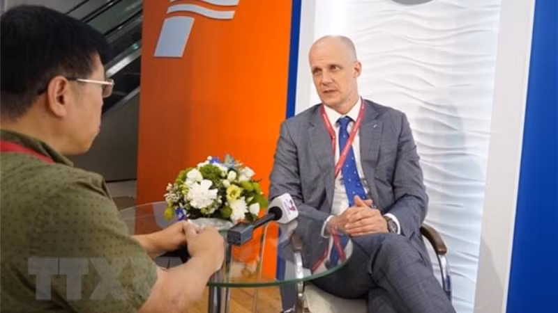 Вице-президент по линейно-логистическому дивизиону транспортной группы «FESCO» Герман Маслов дает интервью. Фото: ВИА