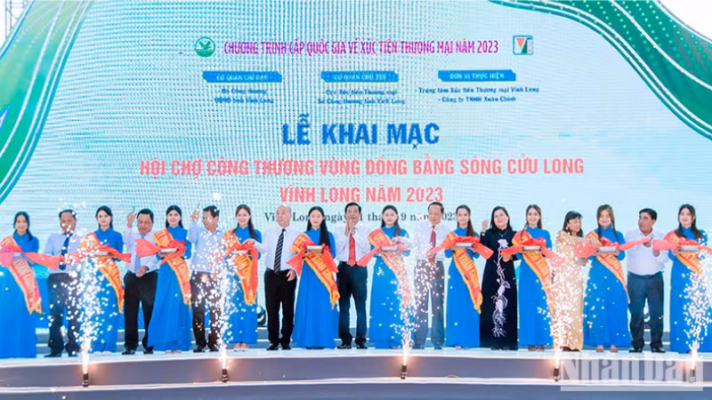 Делегаты разрезают ленту в знак открытия ярмарки. Фото: ВИА