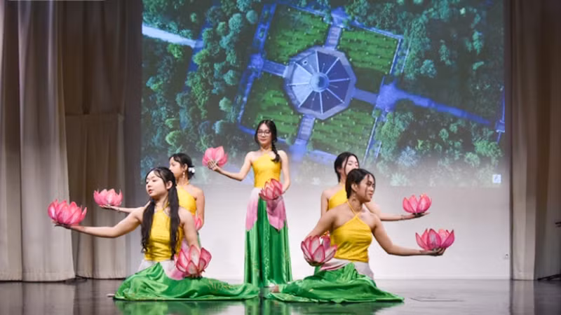 Художественный номер на программе. Фото: Кхай Хоан