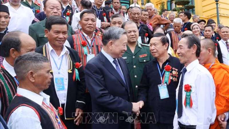 Президент То Лам на встрече с делегацией. Фото: ВИА