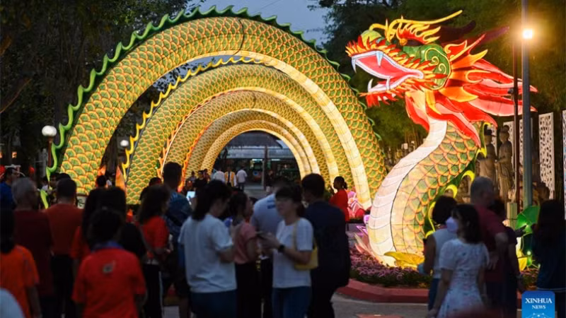 В преддверии Нового года Жап Тхин на площадку для демонстрации фонарей пришло большое количество людей. Фото: Синьхуа В преддверии Нового года Жап Тхин на площадку для демонстрации фонарей пришло большое количество людей. Фото: Синьхуа