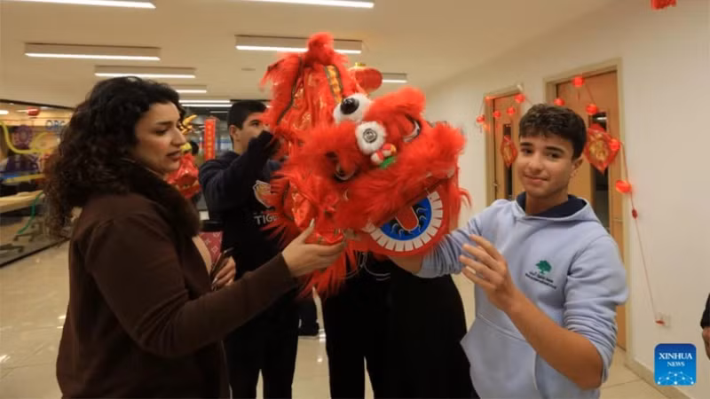 Студенты в Аммане (Иордания) пробуют танец льва во время культурного мероприятия, посвященного Новому году по лунному календарю. Фото: Синьхуа Студенты в Аммане (Иордания) пробуют танец льва во время культурного мероприятия, посвященного Новому году по лунному календарю. Фото: Синьхуа