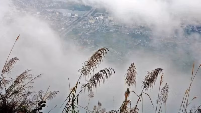 Город Лайтяу скрывается за плывущими облаками.