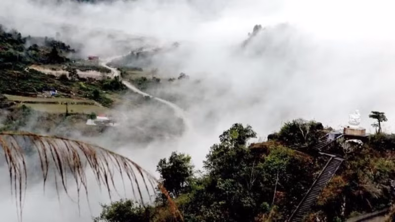 Идет сроительство на уголке пагоды Линьынг.