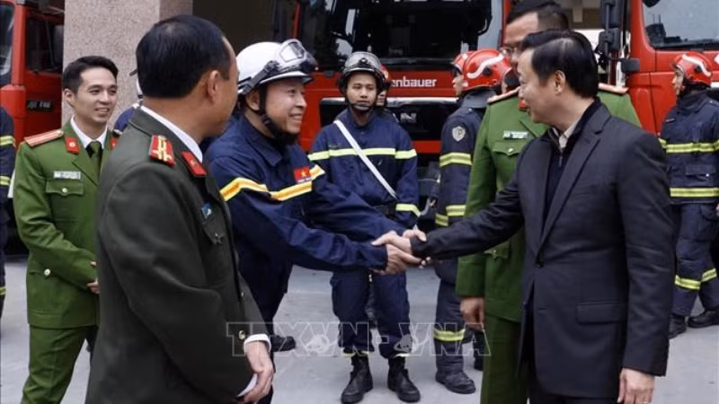 Вице-премьер Чан Хонг Ха поздравляет с Новым годом должностных лиц и офицеров Отдела полиции по предупреждению пожаров, пожаротушению и аварийно-спасательным работам. Фото: ВИА