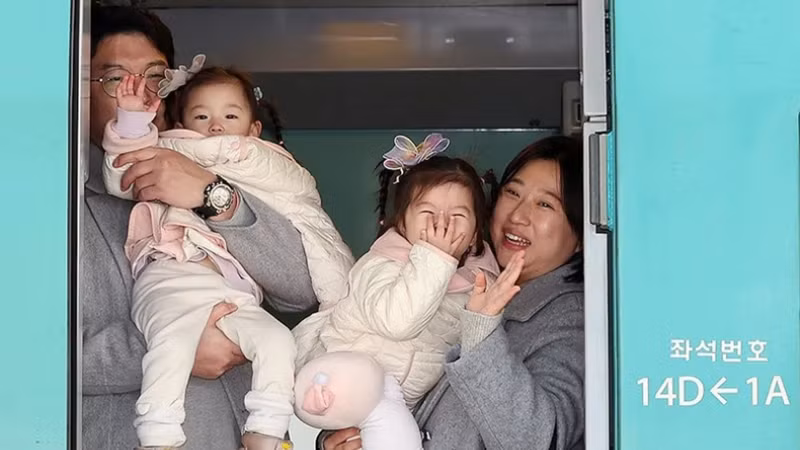 Семья садится на поезд на вокзале Сеула (Южная Корея), чтобы вернуться на малую родину. В настоящее время большинство южнокорейцев приветствует первый день нового года 1 января по солнечному календарю, но они по-прежнему сохраняют традицию собираться вместе во время Нового года по лунному календарю. Фото: Рёнхап Семья садится на поезд на вокзале Сеула (Южная Корея), чтобы вернуться на малую родину. В настоящее время большинство южнокорейцев приветствует первый день нового года 1 января по солнечному календарю, но они по-прежнему сохраняют традицию собираться вместе во время Нового года по лунному календарю. Фото: Рёнхап