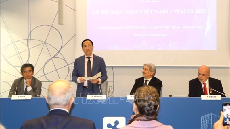  Посол Зыонг Хай Хынг выступает с речью.