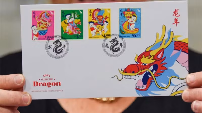 Почта Новой Зеландии выпустила набор марок «2024 год Дракона», посвященный Новому году по лунному календарю. Фото: Синьхуа Почта Новой Зеландии выпустила набор марок «2024 год Дракона», посвященный Новому году по лунному календарю. Фото: Синьхуа