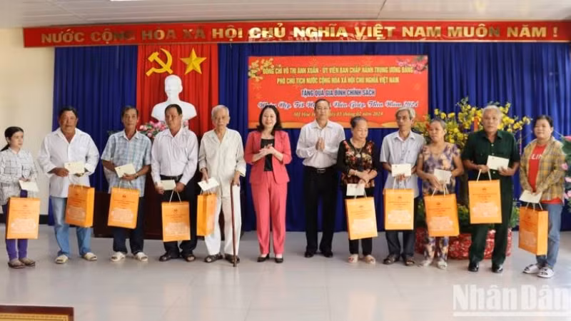 Вице-президент Во Тхи Ань Суан вручает подарки бедным семьям.