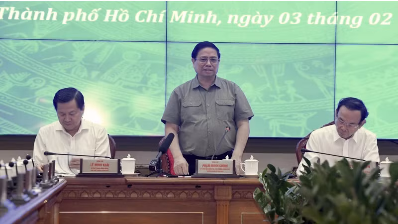 Премьер-министр Фам Минь Тьинь выступает с речью. 