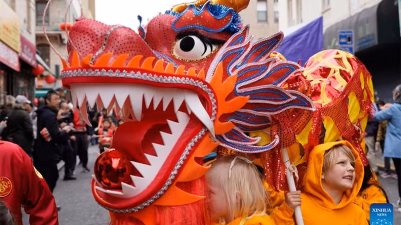 Дети в восторге от представления танца дракона в Сан-Франциско (США). Фото: Синьхуа Дети в восторге от представления танца дракона в Сан-Франциско (США). Фото: Синьхуа