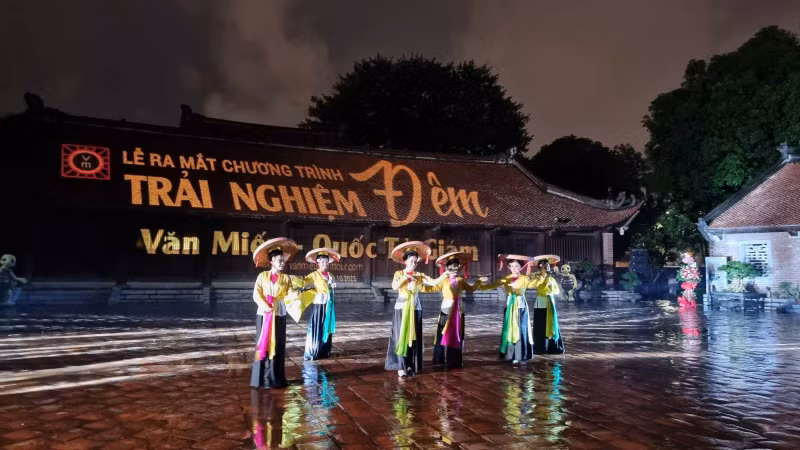 Ночная экскурсия по Храму литературы Ванмьеу-Куоктыжам будет обслуживать посетителей с 1 ноября 2023 года с 19 часов до 22 часов. Фото: ВИА