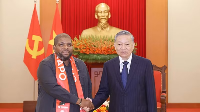 Генеральный секретарь ЦК КПВ То Лам (справа) и Генеральный секретарь партии ФРЕЛИМО Чакил Абубабкар.