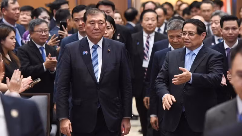 Премьер-министр Фам Минь Тьинь и Премьер-министр Исиба Сигэру. 