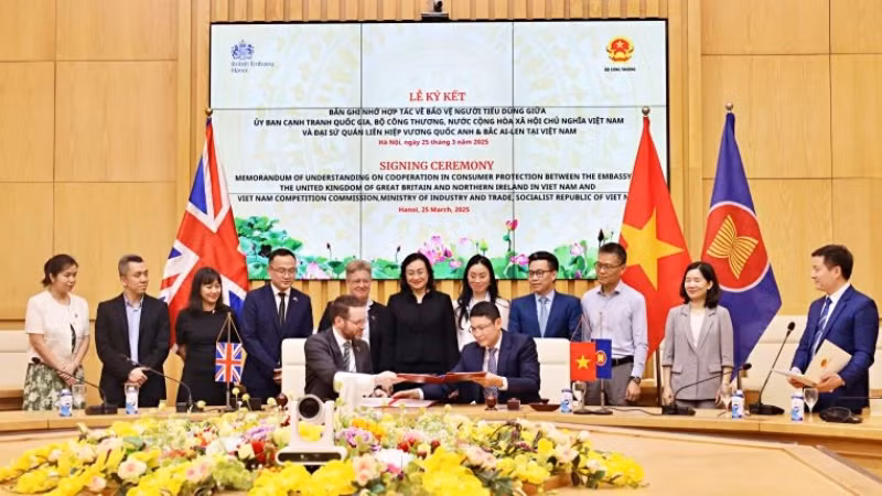 Общий вид церемонии подписания. 