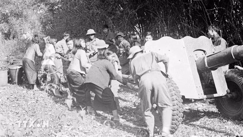 Жители Тэйнгуен и солдаты подтягивают артиллерию, чтобы захватить высокие точки в Плейку во время операции Тэйнгуен, положив начало всеобщего наступления и восстания весной 1975 года. (Фото: ВИА)