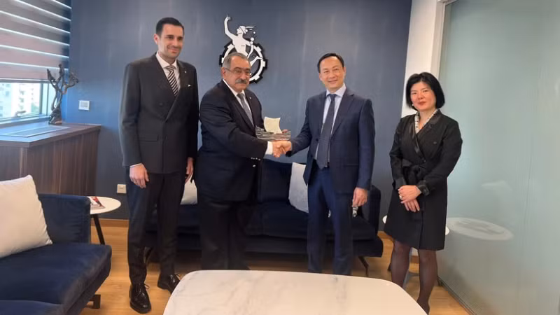 Посол Зыонг Хай Хынг, Председатель CCCI Ставрос Ставриус и члены двух делегаций фотографируется на память. Фото: ВИА